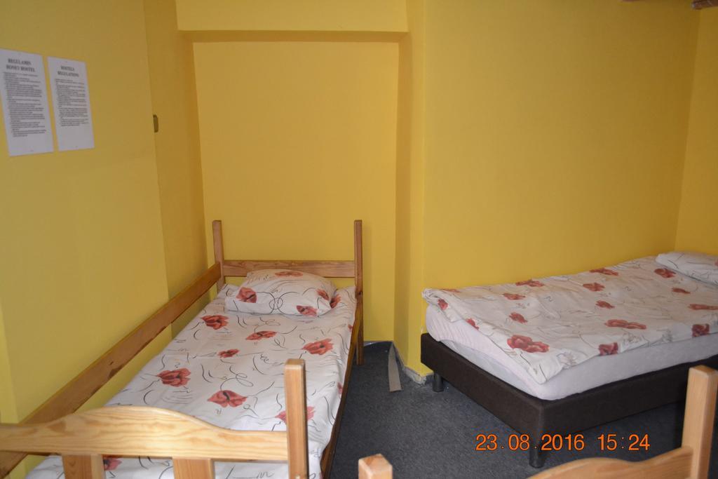 Honey Hostel Краків Екстер'єр фото